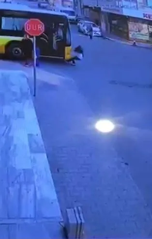 Ataşehir'de İETT eğitim aracı yolun karşısına geçmeye çalışan küçük çocuğa çarptı