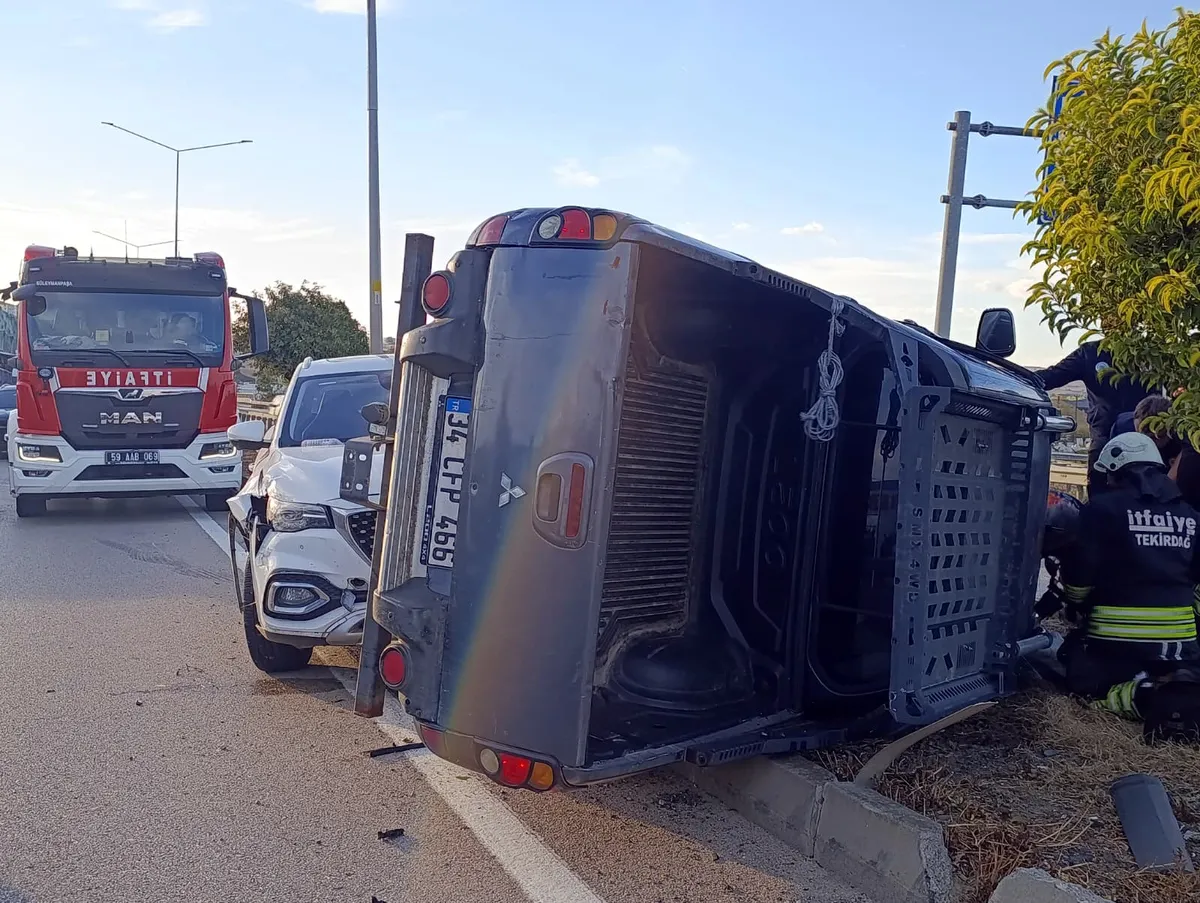 1790798559340.jpg Tekirdağ’da içinde 4 yaşındaki çocuk bulunan otomobili kaçıran şüpheli, yayaya ve iki araca çarpıp yakalandı-5