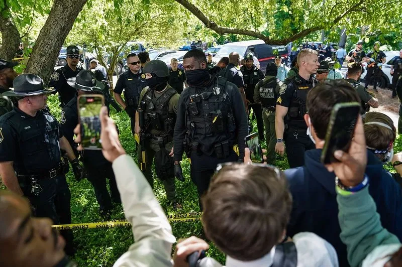 Protestocular Perşembe günü Atlanta'daki Emory Üniversitesi'nde düzenlenen protesto sırasında polis memurlarını kaydediyor. AFP