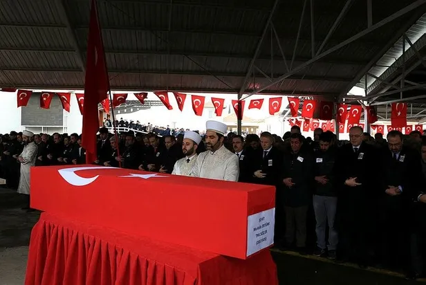 idlib-sehidi-mustafa-erturk-son-yolculuguna-ugurlandi-1582312170018.jpeg İdlib şehidi Mustafa Ertürk son yolculuğuna uğurlandı-2