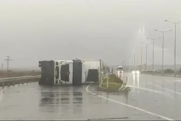 Edirne'de rüzgar TIR devirdi