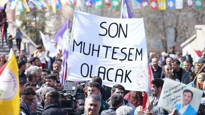 chpnin-ittifak-ortagi-demden-anitkabirin-tam-karsisinda-pkk-etkinligi-1711288350110.jpeg Anıtkabir'in tam karşısında 'APO' sloganlı PKK mitingi! DEM açık açık ittifakı itiraf etti: CHP bize 'seçimden sonra oturup konuşuruz' dedi-3