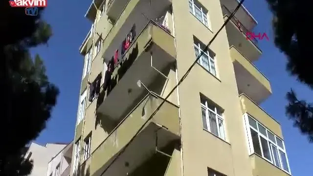 Pendik’te 5 katlı binada balkon çöktü