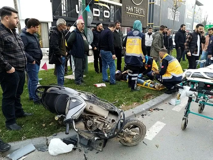 bursada-otomobil-ile-motosiklet-birbirine-girdi-o-anlar-kamerada-1701440809200.jpeg Bursa'da otomobil ile motosiklet birbirine girdi: O anlar kamerada-1