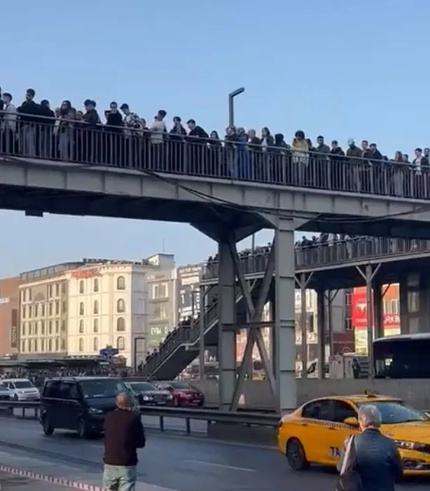 istanbulda-yine-metrobus-cilesi-vatandaslar-magdur-oldu-duraklar-tika-basa-1696401726759.jpg İstanbul'da yine metrobüs çilesi! Vatandaş mağdur oldu duraklar tıka basa...-3