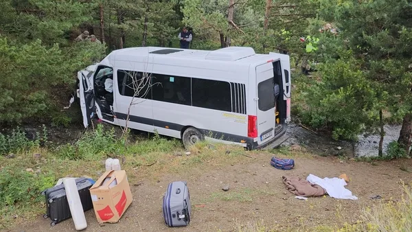 erzincanda-sarampole-devrilen-minibusteki-4-kisi-oldu-10-kisi-yaralandi-1688881755277.jpg Erzincan'da şarampole devrilen minibüsteki 4 kişi öldü, 10 kişi yaralandı-4