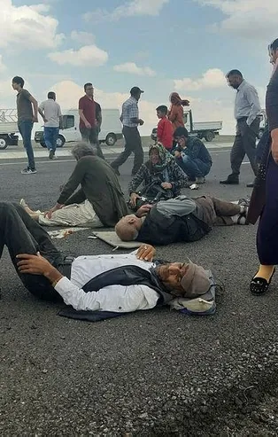 Son dakika: Kars'ta şiddetli rüzgar, diyaliz hastalarının minibüsünü devirdi: 6 yaralı