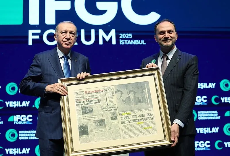 Günün anısında Yeşilay Genel Başkanı Mehmet Dinç, Başkan Erdoğan'a hediye takdim etti. (AA)