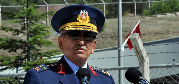 O komutan emekliye ayrıldı