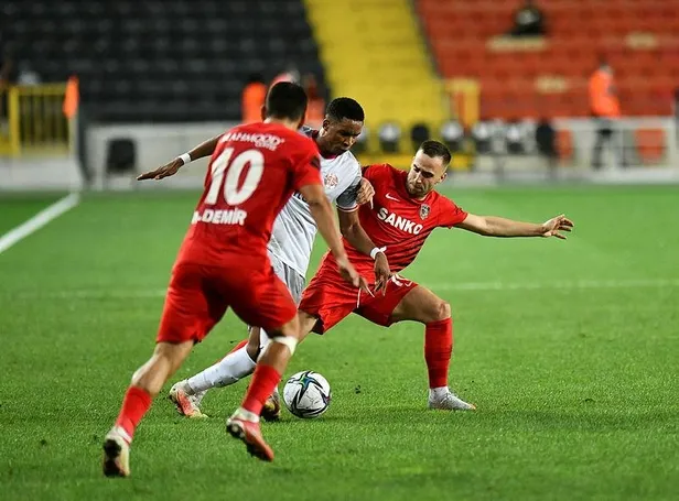 gaziantep-fk-sahasinda-antalyasporu-2-0-maglup-etti-1631561232481.jpeg Gaziantep FK sahasında Antalyaspor'u 2-0 mağlup etti-2