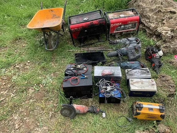 MSB son dakika duyurdu: Teröristlere ait olan mağarada onlarca mühimmat ele geçirildi-5