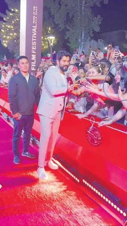 Şeref konuğu olarak gittiği Özbekistan’da Burak Özçivit'e sevgi seli! | Saklambaç haberleri