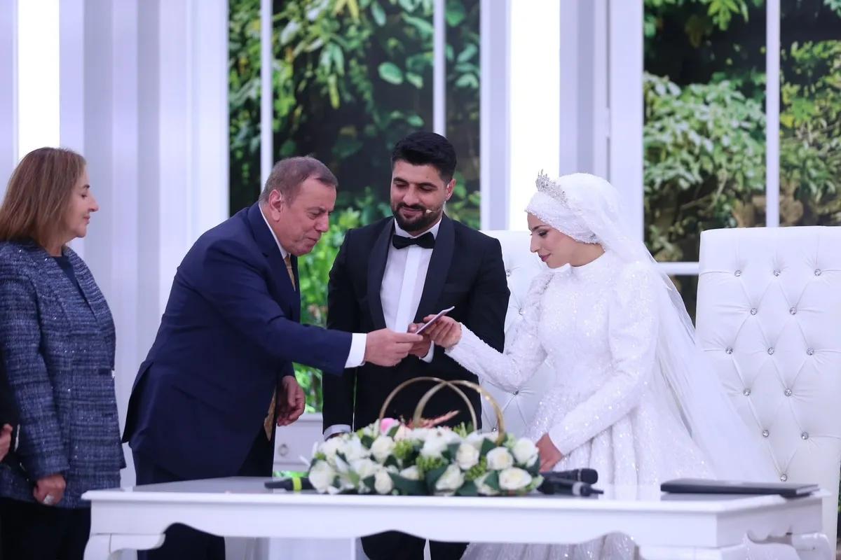 asiye-ve-ibrahim-halil-ciftinin-nikahi-esra-erol-studyosunda-kiyildi-1791633587781.jpg Esra Erol’da genç çifte mutlu yuva: Midyat Belediye Başkanı’ndan Başkan Erdoğan’a teşekkür-3