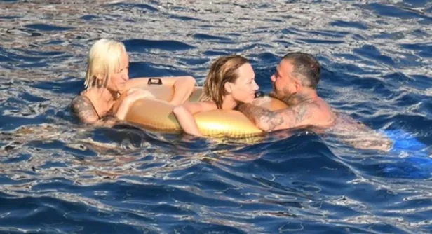 Burak Deniz'le aşkı tam gaz devam eden Didem Soydan'ın tekne tatilinde yaşadığı zor anlar! Saklanmaya çalışırken...-3