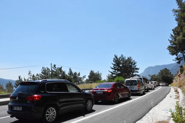 Muğla Akyaka'da tatilciler uzun araç kuyrukları oluşturdu! 3 saatte 30 bin araç geçti-6