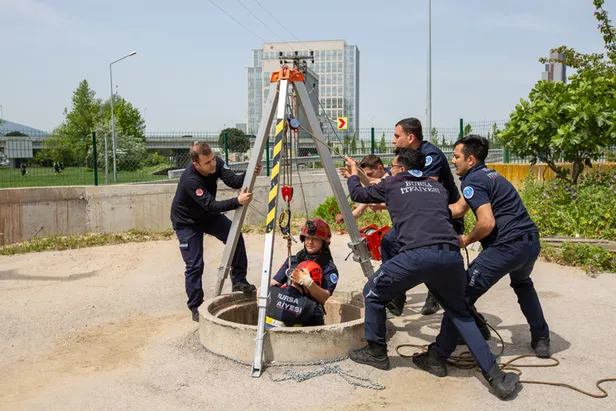 yeni-itfaiyeciler-goreve-boyle-hazirlaniyor-onlarin-her-egitimi-gercek-gibi-tatbikat-1684745611300.jpg Yeni itfaiyeciler göreve böyle hazırlanıyor! Onların her eğitimi gerçek gibi tatbikat-3