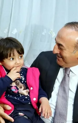 Bakan Çavuşoğlu'dan minik Özge'ye ziyaret