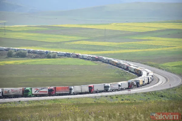 Gürcistan sınırında 16 kilometre uzunluğunda TIR kuyruğu oluştu! 3 günde sadece 3 kilometre ilerleyebiliyorlar - 11