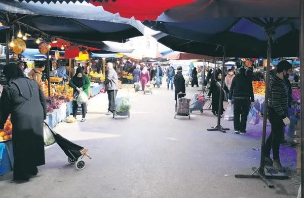 Sokağa çıkma kısıtlamasının ardından insanlar meydanlara akın etti! Sosyal mesafe yerle bir oldu...-3