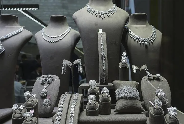 Mücevhere 6.4 milyar dolar