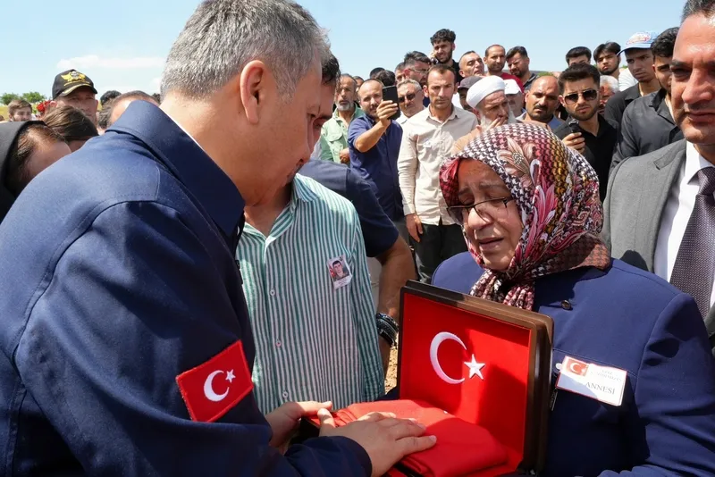 İçişleri Bakanı Ali Yerlikaya: Şehidimize Allah'tan rahmet; ailesine, kahraman ordumuza ve Milletimize başsağlığı diliyorum. Şehidimizin makamı âli olsun