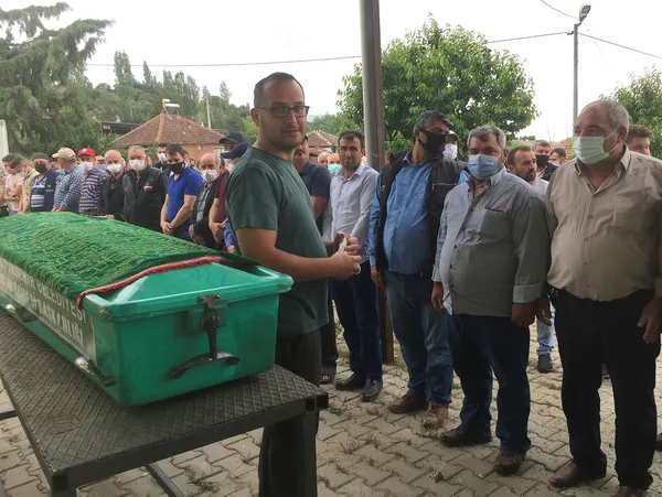sulama-havuzuna-dusen-25-yasindaki-mustafa-burak-bogularak-oldu-1624226008714.jpg Sulama havuzuna düşen 2,5 yaşındaki Mustafa Burak, boğularak öldü!-5
