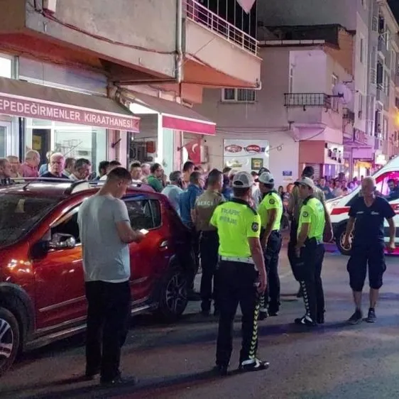 Otomobil kahvehaneye girdi