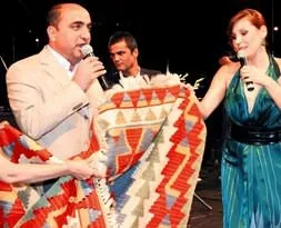 Funda Arar’a Elişi jest