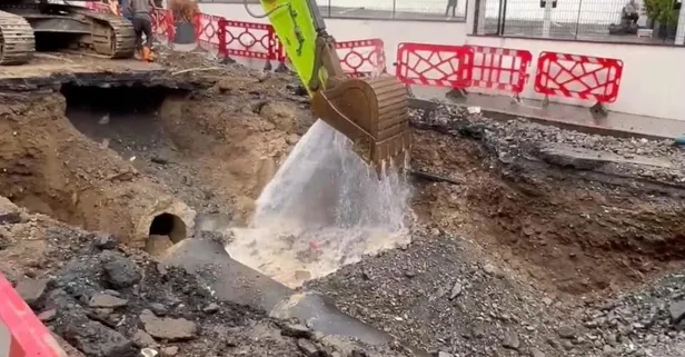İstanbul’da İSKİ’ye ait su borusu yine patladı! İş bilmez ekiplerden pes dedirten ’çözüm’: Kepçeyle kapatmaya çalıştılar...