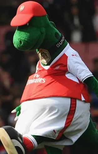 Premier Lig ekiplerinden Arsenal'ın 27 yıllık maskotu Gunnersaurus geri döndü