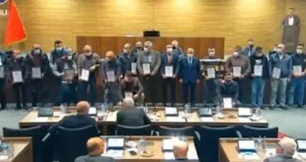 chpli-ruhsen-kumdalindan-28-subati-hatirlatan-hareket-takkeli-isciye-skandal-sozler-1635976072325.jpeg CHP'li Ruhsen Kumdalı'ndan 28 Şubat'ı hatırlatan hareket! Takkeli işçiye skandal sözler...-3