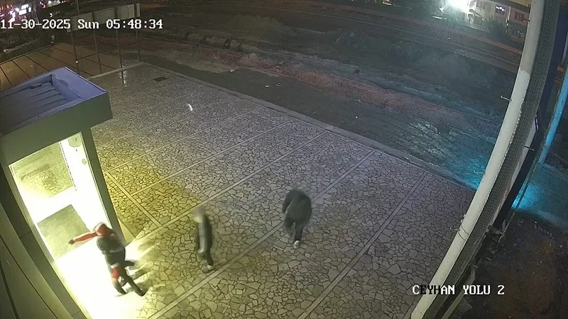 4 çocuk motosiklet galerisine gelerek beğendikleri motosikletleri çaldı. (İHA)