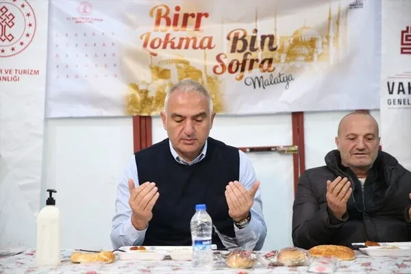 bakanlar-ilk-iftarini-depremzedelerle-birlikte-acti-1679603115098.jpg