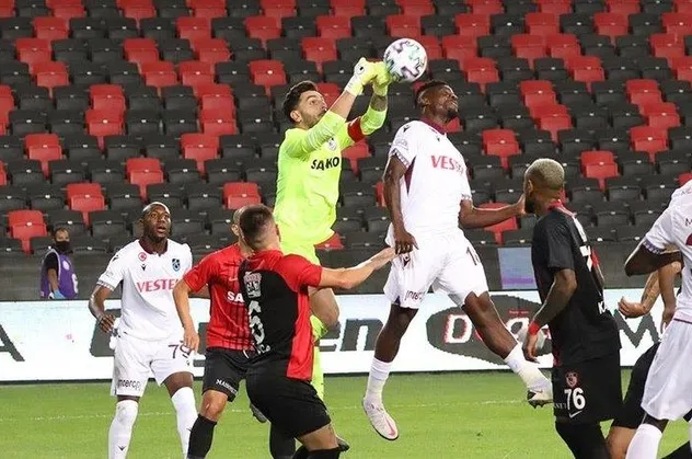 İşte Gaziantep FK-Trabzonspor maçında Karadeniz ekibinin penaltı beklediği pozisyon