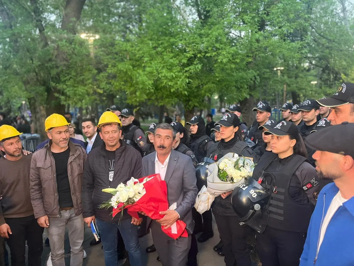 bakan-bayraktardan-maden-sirketlerine-uyari-isciye-maas-odemeyene-ruhsat-yok-1777398468298.jpeg Bakan Bayraktar’dan maden şirketlerine uyarı: İşçiye maaş ödemeyene ruhsat yok-9