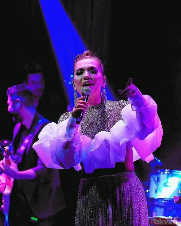 Demet Akalın tek gecede 20 ünlüyü sildi! Ortalık karışıyor mu... - 5