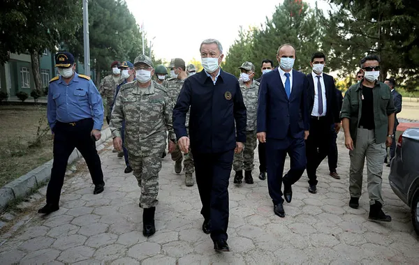 son-dakika-milli-savunma-bakani-hulusi-akar-ve-komuta-kademesi-yunanistan-sinirina-geldi-1596132898110.jpg Son dakika: Milli Savunma Bakanı Hulusi Akar ve komuta kademesi Yunanistan sınırına geldi-3