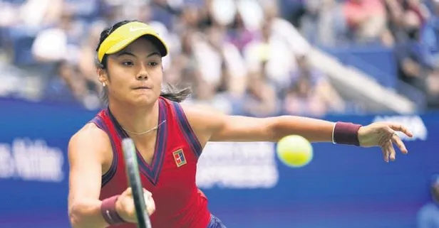 İngiliz tenisçi Emma Raducanu serveti raketledi
