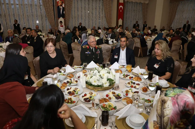 Bakan Akar ve komutanlardan şehit aileleri ile iftar - 7