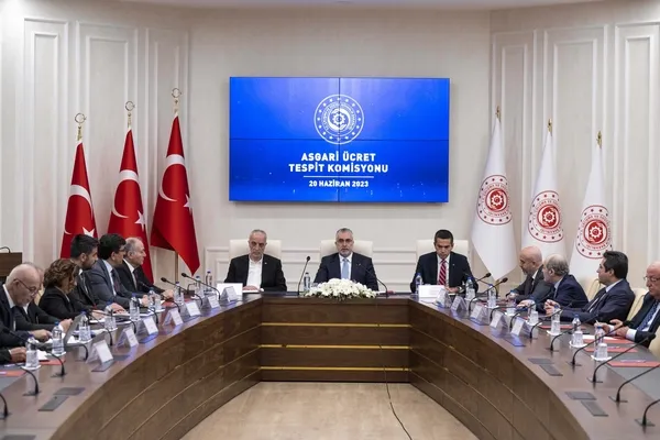 Son dakika: 2023 Asgari Ücreti belli oldu! %34 artışı Bakan Vedat Işıkhan duyurdu: Net 11 bin 402 lira! Kalem kalem hesaplama...-11