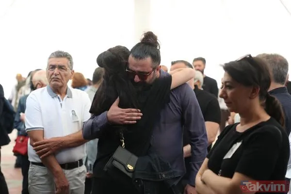 Özlem Sarıkaya Yurt'un son paylaşımı sevenlerini gözyaşlarına boğdu! Cenaze töreninde annesinden yürekleri dağlayan sözler - 25