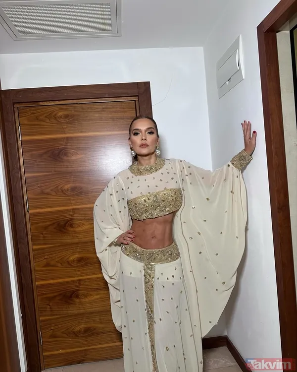 Demet Akalın bikinisiyle salına salına yürüyüp paylaştı! Eleştiri yağmuruna tutuldu: Hiç yakışmadı sana bu ne hal! - 3