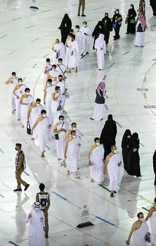 Hacılar ziyaret tavafı için Mescid-i Haram'da