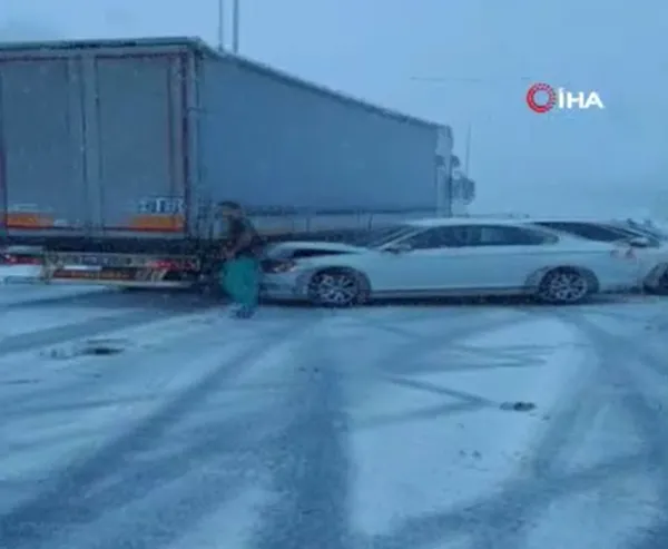 son-dakika-tem-savas-alanina-dondu-kaza-ani-saniye-saniye-kaydedildi-1613558257419.jpg SON DAKİKA: TEM savaş alanına döndü! Kaza anı saniye saniye kaydedildi-2