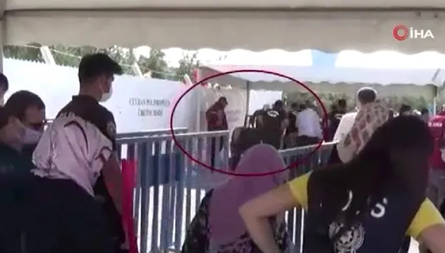 CHP'li Tuncay Özkan'ın "vatandaş yerden kumanyaları topluyor" yalanı görüntülerle ortaya çıktı! İşte o video