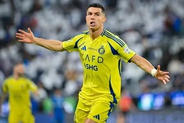 Cristiano Ronaldo imzayı atıyor