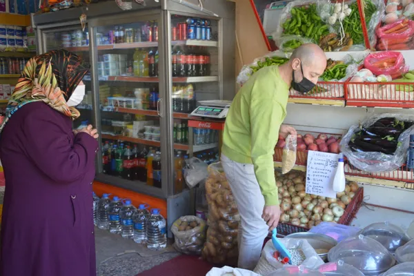 mahalle-bakkalina-cocukluk-doneminde-yaptiklarina-karsilik-500-tl-birakip-helallik-istedi-1620307845562.jpg Mahalle bakkalına çocukluk döneminde yaptıklarına karşılık 500 TL bırakıp helallik istedi-5