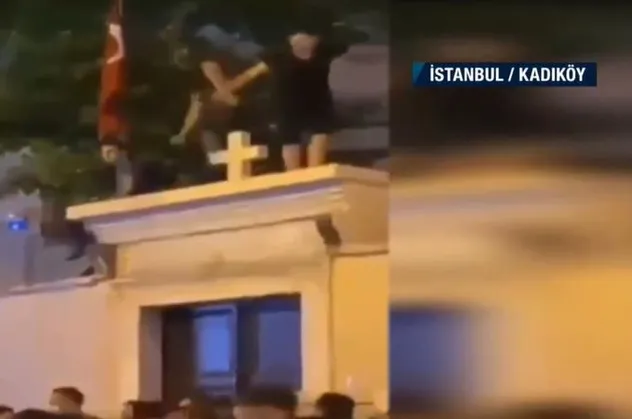 Artık yandaşınız bile isyan ediyor: İçkime karışma müziğime karışma sonuç rezillik! Kadıköy'deki skandalda flaş gelişme