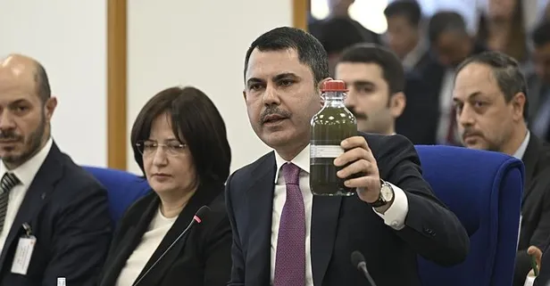 Bakan Murat Kurum İzmir'den getirdiği kirli deniz suyu numunesini Meclis'e getirdi