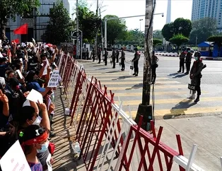 Darbeyi protesto eden 27 kişi gözaltında